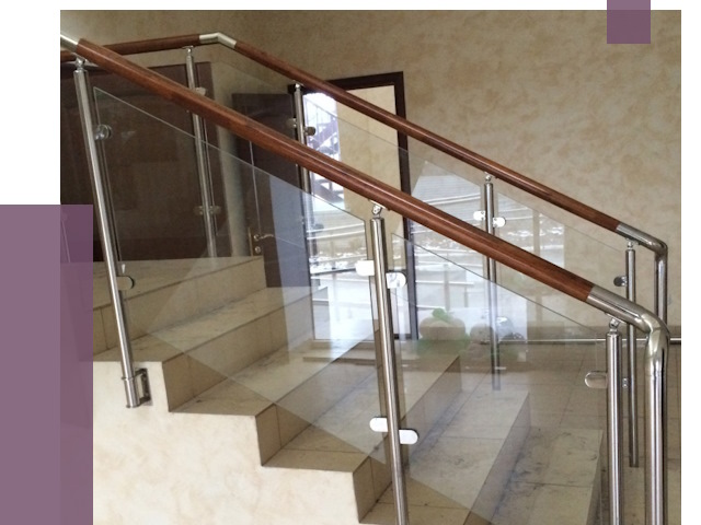 Комбинированные перила из металла и дерева в Люберцах